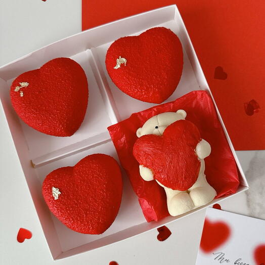 Муссовые сердечки и шоколадный мишка с сердцем