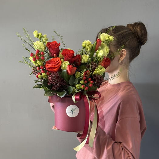 Цветы в коробке с красными розами 700