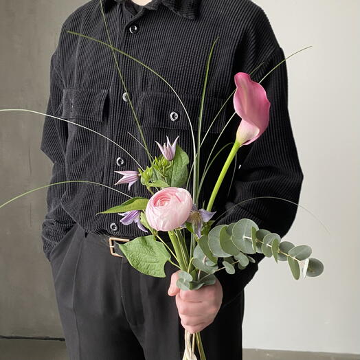 Букет-комплимент: ранункулюс (лютик), калла, колокольчики, берграсс и эвкалипт