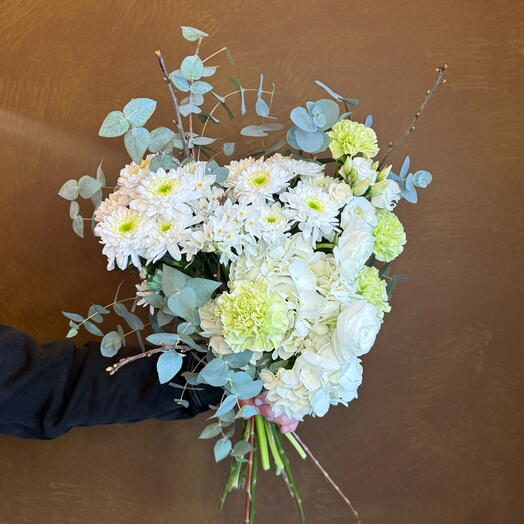 Весенний букет/ цветущие ветки, ранункулюс, нарцисс, гортензия