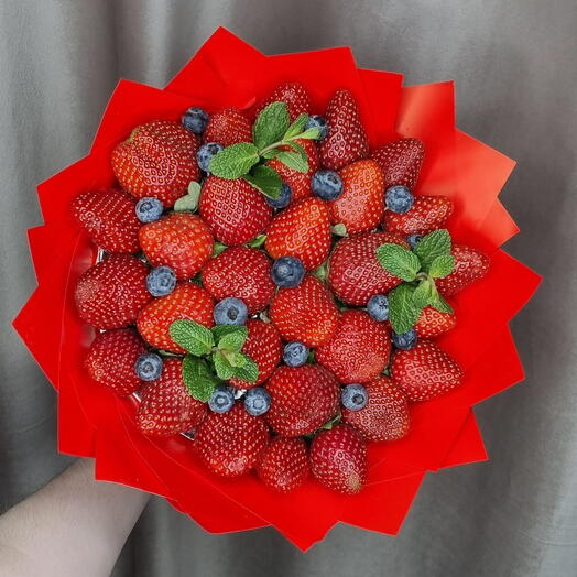 Букет из свежей клубники с голубикой подарок для мамы