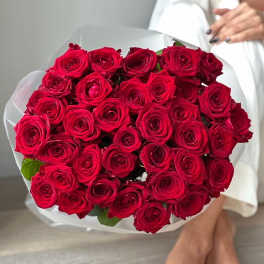 Красные розы шикарные 35