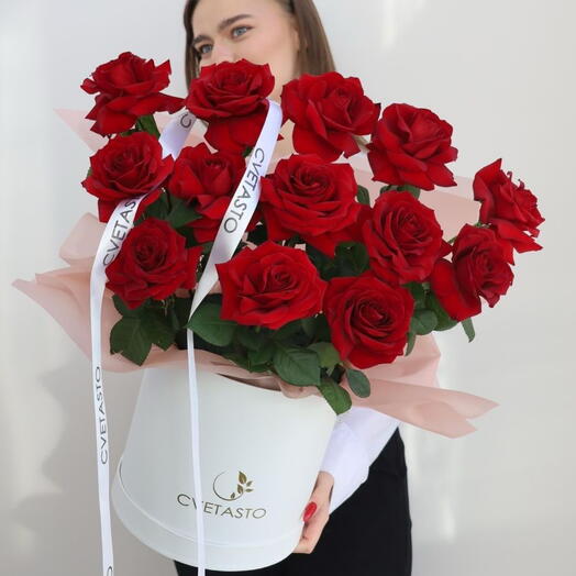 13 алых французских роз в коробке