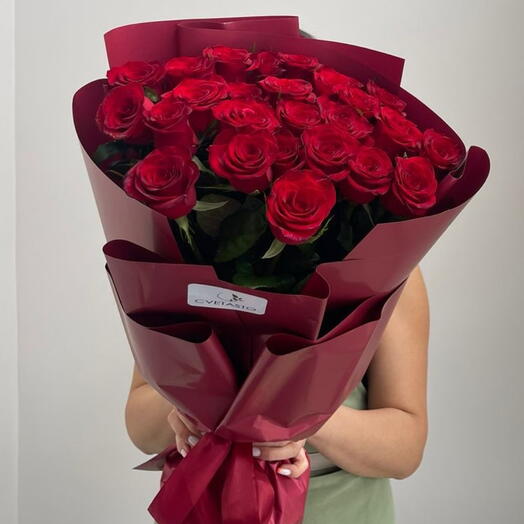 25 қызыл раушан безендірілген