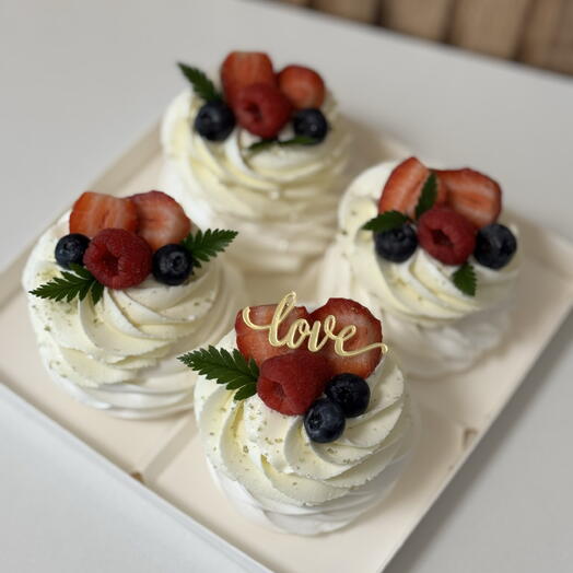 Пирожные Павлова  с ягодами /14 февраля