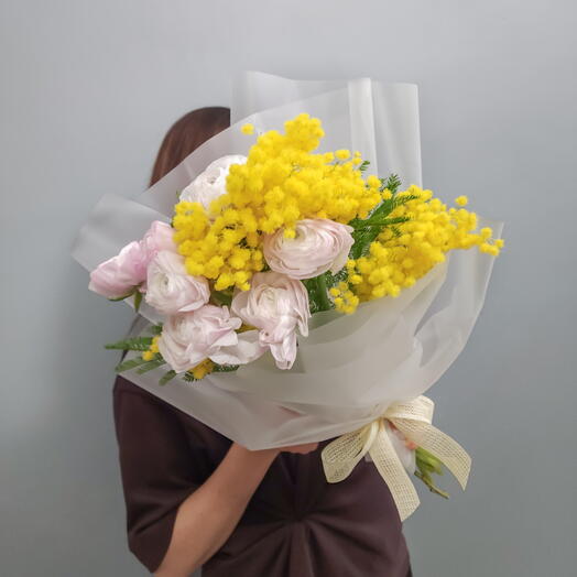 Розовые ранункулюсы и пушистая мимоза