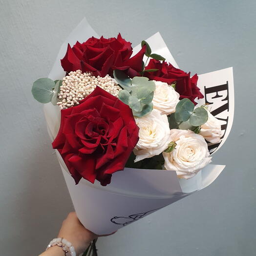 Букет из красных французских роз и розовой пионовидной розы
