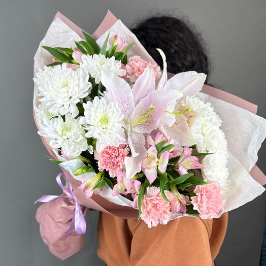 Букет с ароматной лилией и нежными диантусами