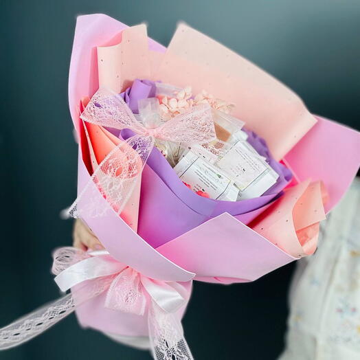 Подарочный букет с ассорти чая, шоколадом дорогой женщине на 8 марта "Россыпь цветов"