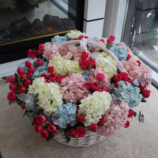 Корзина с гортензией и кустовой розой ХХL