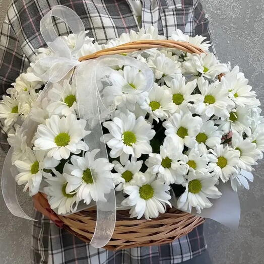 Корзина с цветами ромашки