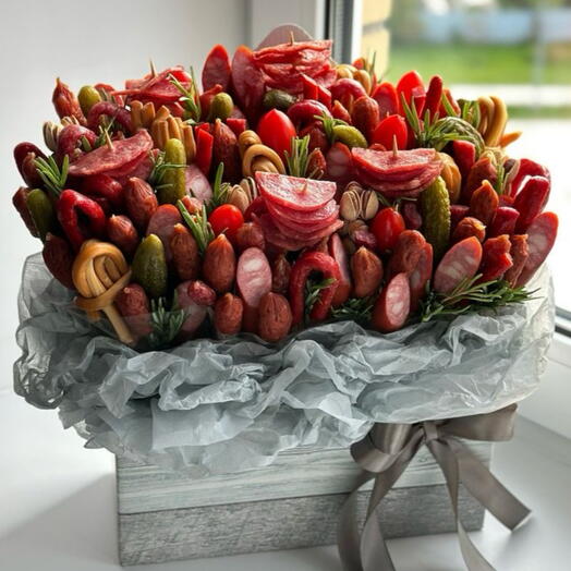 Букет в коробке с колбасками, вяленым мясом и маринованными огурчиками