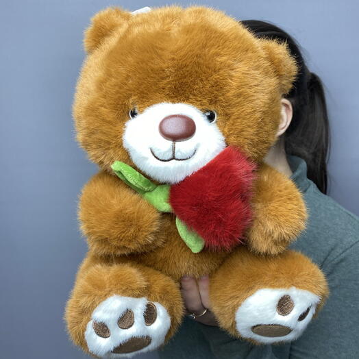 Плюшевый коричневый мишка с розочкой в руке