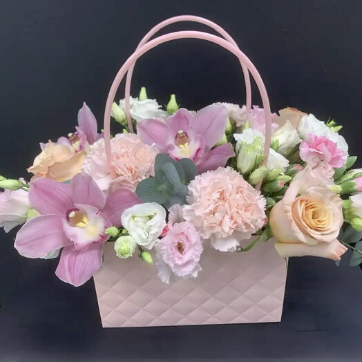 Композиция из цветов в сумочке 💞