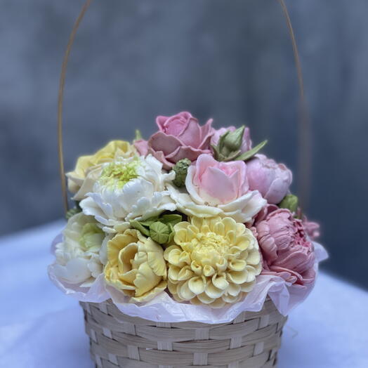 Корзина с зефирными цветами
