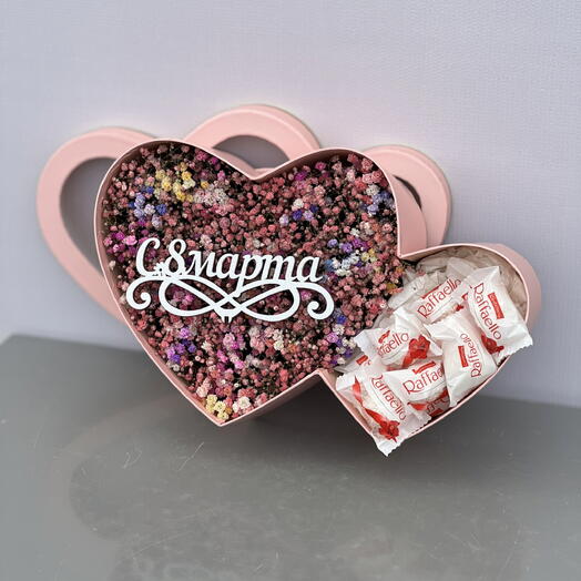 Коробка сердце с конфетами и радужной гипсофилой на 8 марта