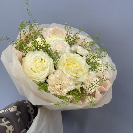 Букет из нежный роз и гвоздики на 8 марта