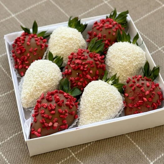 Клубника в белом и молочном шоколаде 9 шт