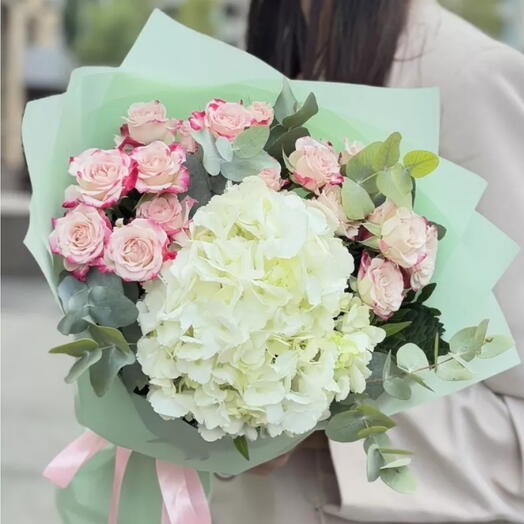 🌸Милый букет с гортензии и кустовой розой