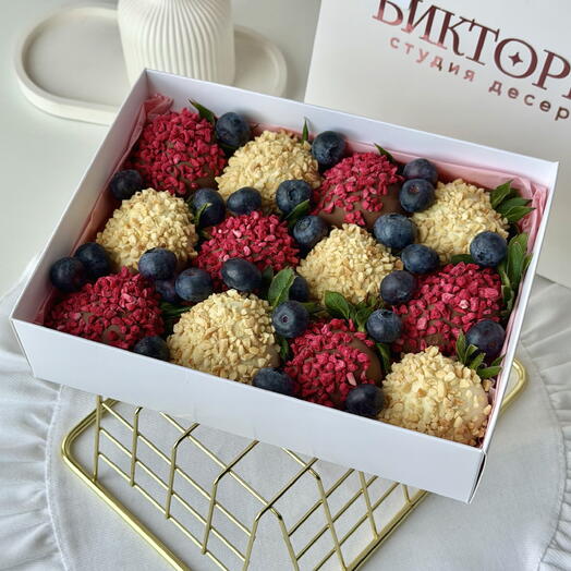 Клубника в шоколаде с голубикой, арахисом и малиной