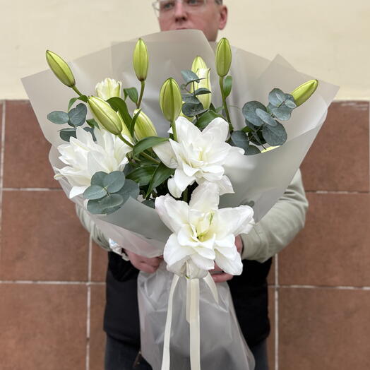 Букет Пионовидных Лилий с эвкалиптом в стильной упаковке 💕