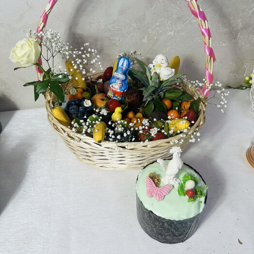 Комбо кулич пасхальный, корзина ягодами и трагические фруктами