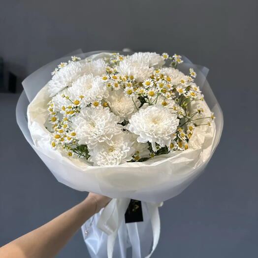 Букет из хризантем с ромашкой