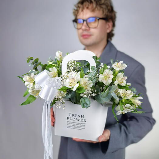 Сумочка белая альстромерия 5 шт и гипсофила 1 шт