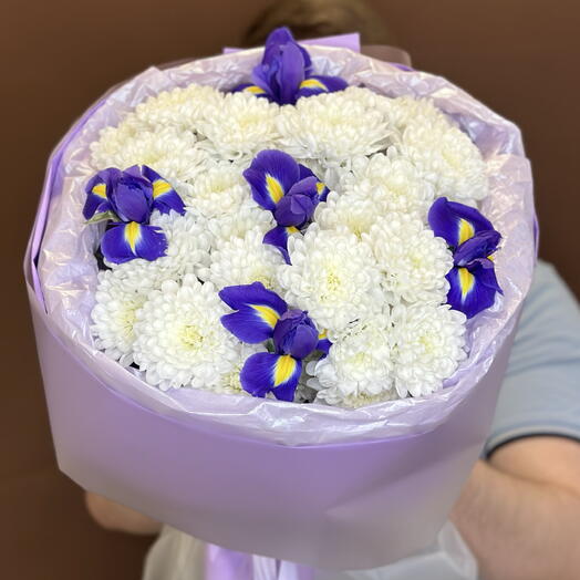 Букет хризантем с ирисами