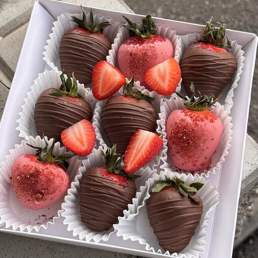Подарочный набор клубники в шоколаде любимой девушке, маме, коллеге, сестре