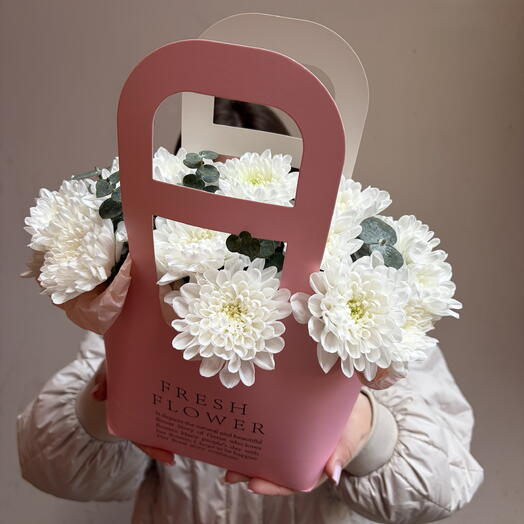 Композиция из хризантем и эвкалипта в стильной сумочке Fresh Flower