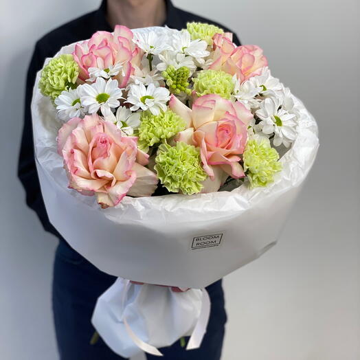 Сочный букет с ажурными розами и салатовыми диантусами!💚 Bloom room: большой выбор букетов в профиле магазина