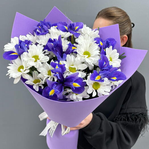 Букет из ирисов и кустовых хризантем