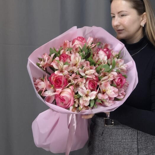 Роза с альстромериями