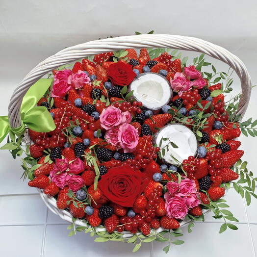 Ягодная корзина с кокосовые орехом и розами