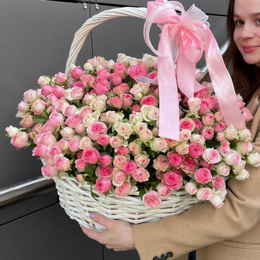 Корзина из кустовой пионовидной розы. 51 шт