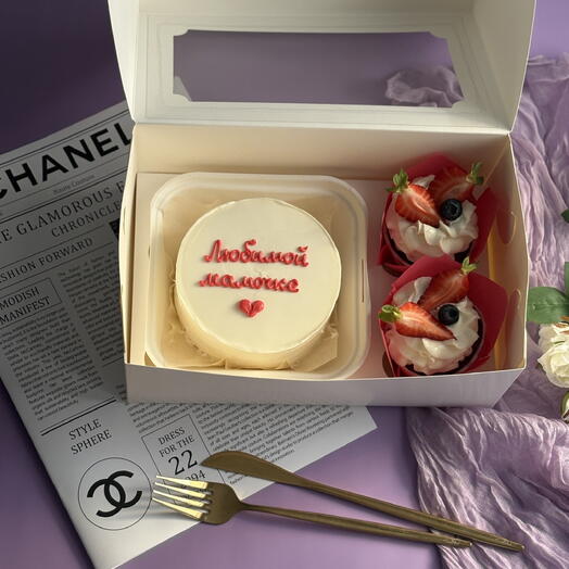 Regalo para mamá: pastel de Bento Fresa y cupcakes chocolate / caramelo "Querida mamá"