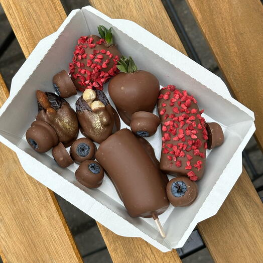 Набор из клубники, бананов, голубики и фиников в бельгийском шоколаде 🍫