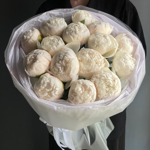 Букет из ароматных белых пионов