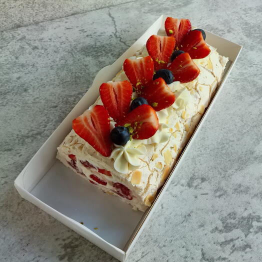 Меренговый рулет с клубникой