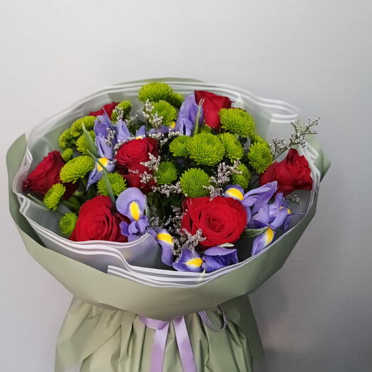 Букет из роз с ирисами и Сантини💐
