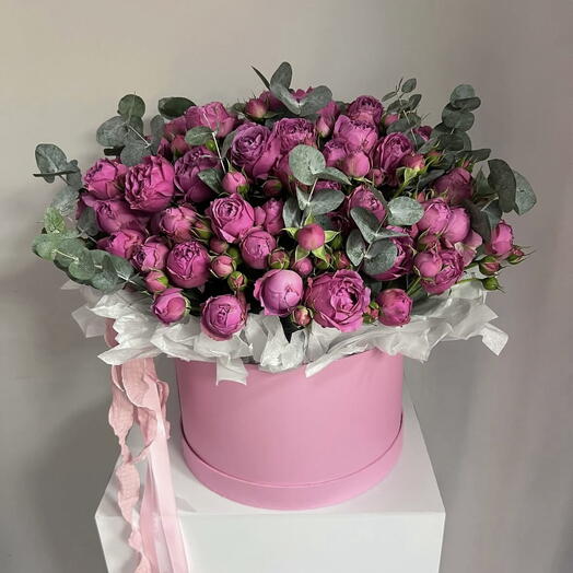 Коробка кустовых роз «Misty Bubbles» с эвкалиптом