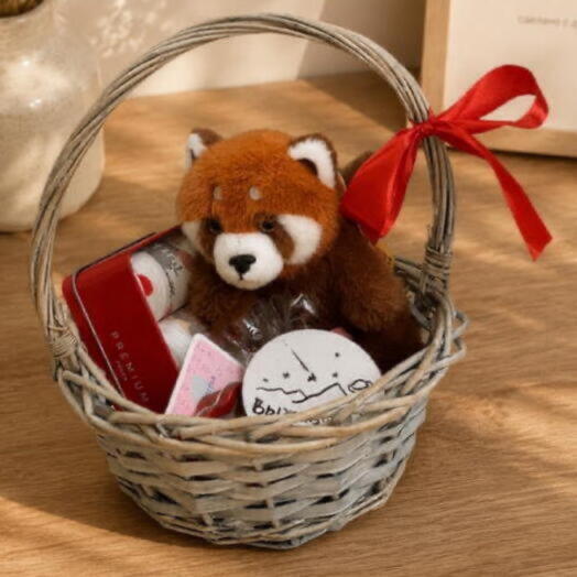🦊 Подарочная корзина с игрушкой «Красная панда» | Милый подарок девушке, ребенку или подруге