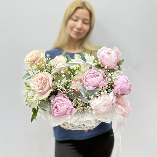 Корзина с ароматными пионами и розами🌸🍀