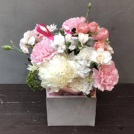 Композиция из гвоздики и кустовой розы🌸