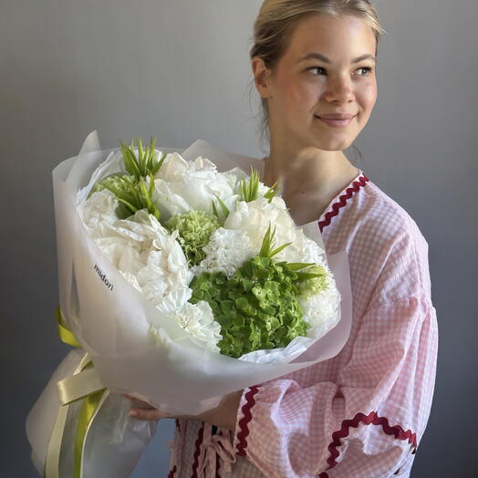 Букет зелено-белый с пионами и гортензией 💚
