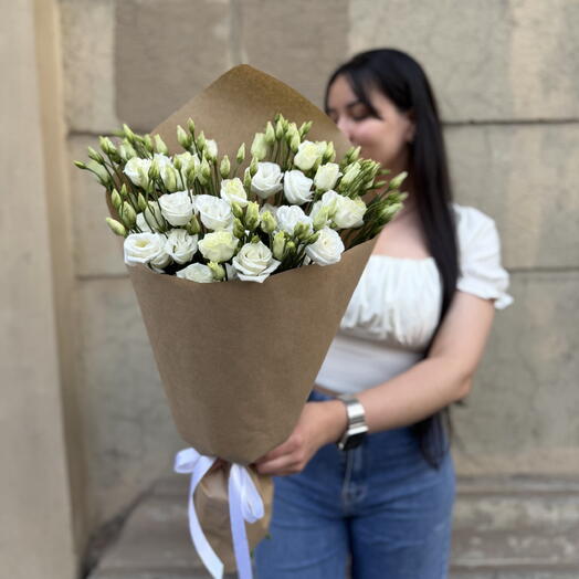 Букет из 5 белых эустом в крафте