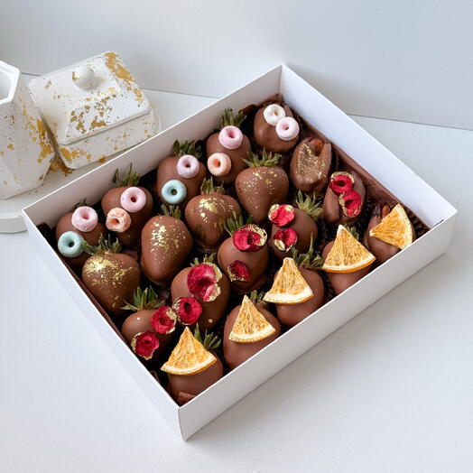 Клубника в шоколаде и финики в шоколаде ️🍓