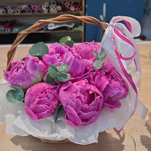 Корзинка с пионами