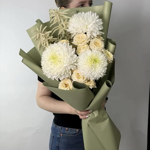 Красивый авторский букет с одноголовыми хризантемами, кустовыми розами и астильбой
